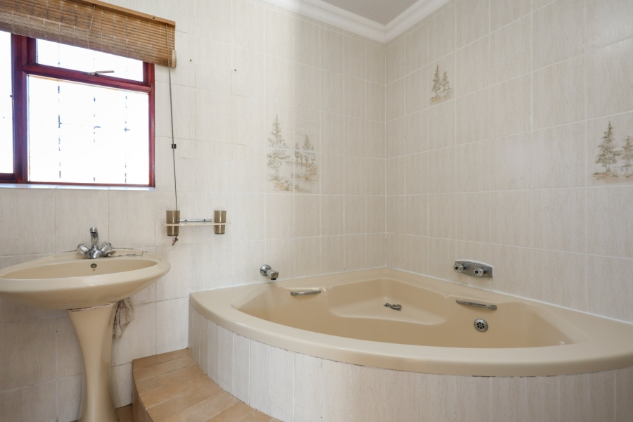 4 Bedroom Property for Sale in Heather Park Western Cape